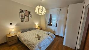 Łóżko lub łóżka w pokoju w obiekcie Apartment Bluemare with shared pool