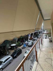 uma varanda com carros estacionados num parque de estacionamento em Elegant XL Apartment In Koukaki em Atenas