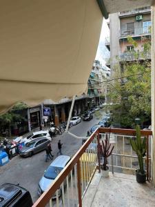 uma vista a partir de uma varanda de uma rua da cidade com carros em Elegant XL Apartment In Koukaki em Atenas