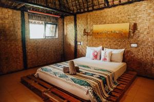 um quarto com uma cama num quarto em Sasak Experience em Kuta