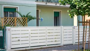 una cerca blanca frente a una casa en Sweet Harbour B&B, en Pesaro