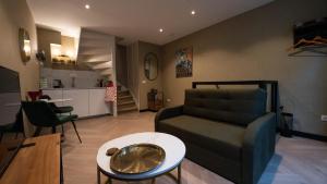 sala de estar con sofá y mesa en Downtown Suite en La Haya
