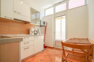 ノヴィグラード・イストラにあるViviana Damir A2の白いキャビネットとテーブルと窓のあるキッチン