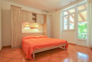 ノヴィグラード・イストラにあるViviana Damir A2のベッドルーム1室(オレンジの毛布付きのベッド1台付)