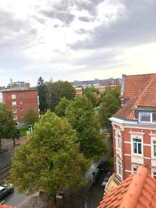 an overhead view of a city with buildings and trees at gemütliches Apartment Döhren in Hannover