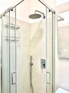 eine Dusche mit Glastür im Bad in der Unterkunft La Coccinella in Graniti
