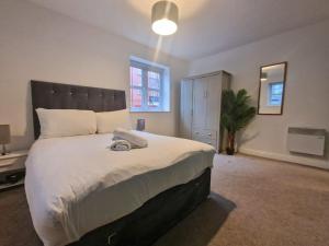 マンチェスターにあるFree Parking: Perfect City Centre Flatのベッドルーム1室(大型ベッド1台、大型ヘッドボード付)