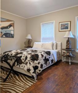 um quarto com uma cama com um cobertor preto e branco em Niagara Apartment em Niagara Falls