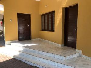 dos puertas en el lateral de una casa en Angel Valley, en Trichūr