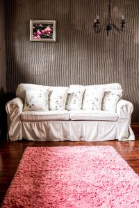 ザコパネにあるApartament Magnoliaのピンクの敷物が敷かれたリビングルームの白いソファ