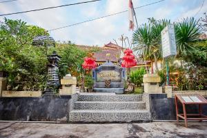 a set of stairs in front of a house with a sign at Taos House Nusa Lembongan by Best Deals Asia Hospitality in Nusa Lembongan