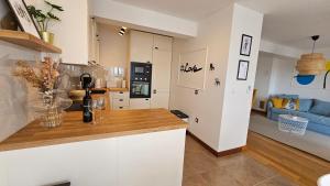 Kuchnia lub aneks kuchenny w obiekcie Apartment Bluemare with shared pool