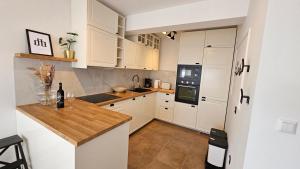 Kuchnia lub aneks kuchenny w obiekcie Apartment Bluemare with shared pool