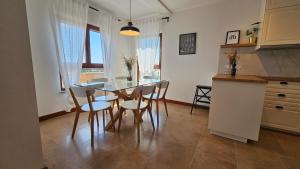 Kuchnia lub aneks kuchenny w obiekcie Apartment Bluemare with shared pool