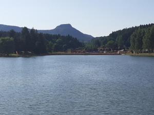 a large body of water with a mountain in the background at Chata Otulina in Wünschelburg