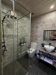ein Bad mit einer Dusche, einem WC und einem Waschbecken in der Unterkunft REDROOF country house hotel in Goris