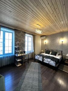 ein Schlafzimmer mit einem Bett und einer Holzdecke in der Unterkunft REDROOF country house hotel in Goris