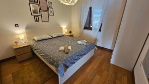 Łóżko lub łóżka w pokoju w obiekcie Apartment Bluemare with shared pool