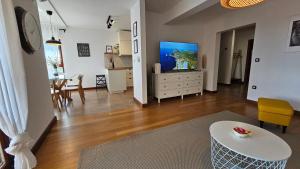 Telewizja i/lub zestaw kina domowego w obiekcie Apartment Bluemare with shared pool