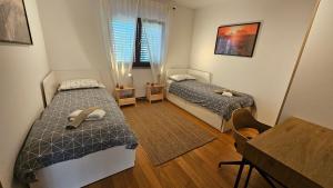 Łóżko lub łóżka w pokoju w obiekcie Apartment Bluemare with shared pool