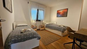 Łóżko lub łóżka w pokoju w obiekcie Apartment Bluemare with shared pool