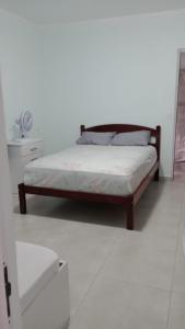 Uma cama ou camas num quarto em Aluguel Casa Diária Guarujá Ótima Localização com Garagem