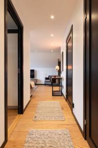 un pasillo con dos puertas y dos alfombras en Åre View en Åre
