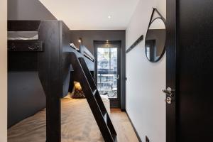 una scala in una stanza con un letto e uno specchio di Åre View a Åre