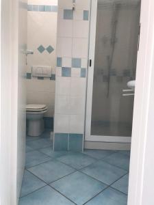 e bagno con servizi igienici e doccia in vetro. di Il Pino “Villa Nunzia” a Ischia