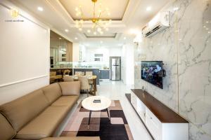 - un salon avec un canapé et une table dans l'établissement Sunrise City View Apartment D7 - Ho Chi Minh, à Hô-Chi-Minh-Ville