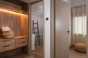 un pasillo con una puerta que conduce a una habitación con una cesta en Casa 28 City Apartments, en La Canea