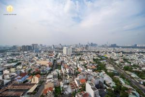 une vue aérienne sur une ville avec des bâtiments dans l'établissement Sunrise City View Apartment D7 - Ho Chi Minh, à Hô-Chi-Minh-Ville