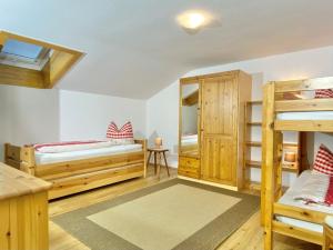 1 dormitorio con 2 literas y escritorio en Alpschatz Adlerhorst, en Oberstdorf