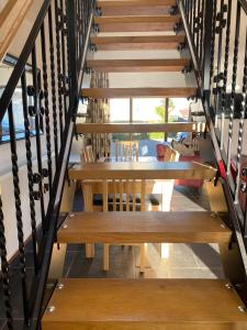 uma escada com bancos de madeira ao lado de uma mesa em The Barn em Haxby