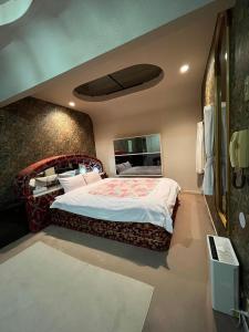 1 dormitorio con 1 cama grande en una habitación en ロビンホテルRobin Hotel en Yachimata
