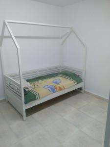 Tempat tidur susun dalam kamar di الكرك - الربة