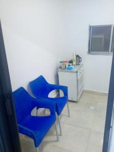 Habitación con 2 sillas azules y fogones. en الكرك - الربة, 