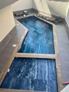 een groot zwembad met blauw water in een kamer bij Jasmin 3 in Alanya