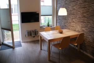 una sala da pranzo con tavolo e sedie in legno di Ferienglück am See - ABC288 - nur Feriengäste! a Bad Kleinen