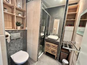 La salle de bains est pourvue de toilettes, d'un lavabo et d'une douche. dans l'établissement Jolies Lavandes, by Welcome to Cannes, à Cannes