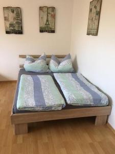 2 camas con almohadas encima de ellas en un dormitorio en Fewo Claudia - ABC332, en Neuburg