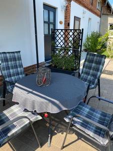 een tafel en 2 stoelen op een patio bij Fewo Claudia - ABC332 in Neuburg