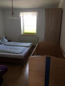 een slaapkamer met 2 bedden en een raam bij Fewo Claudia - ABC332 in Neuburg