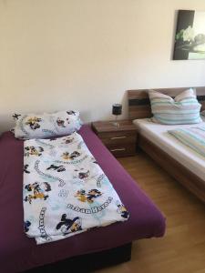 1 dormitorio con cama con edredón en Fewo Claudia - ABC332, en Neuburg