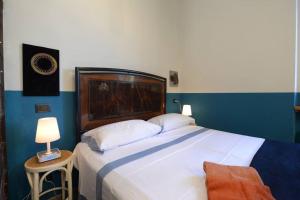 Un dormitorio con una cama grande y una mesa con una lámpara. en Mugnone house, en Florencia