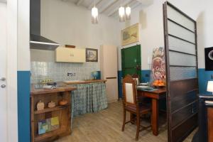 cocina con mesa y escritorio en una habitación en Mugnone house, en Florencia