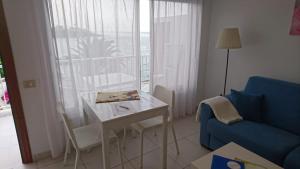 プエルト・デ・サンティアゴにあるArenasのリビングルーム(テーブル、青いソファ付)