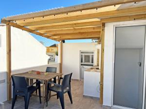 a kitchen and dining room with a table and chairs at Casa Figueiras - Tavira in Tavira