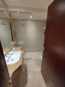 uma casa de banho com um lavatório e um espelho em فندق كارم الخبر - Karim Hotel Khobar em Al Khobar