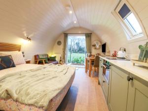 a bedroom with a bed and a kitchen in a room at Yes Deer in Ashbourne
